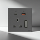 Bộ Ổ Cắm Đơn Kiểu Anh Kèm Sạc USB A+C Và Công Tắc Vuông Màu Xám Simon M7 Gem Diamond Gray Mã 66E7254G-4D-Hiệu ứng sương mù 70% Công nghệ quang học
