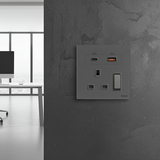 Bộ Ổ Cắm Đơn Kiểu Anh Kèm Sạc USB A+C Và Công Tắc Vuông Màu Xám Simon M7 Gem Diamond Gray Mã 66E7254G-4D-Phiên bản Diamond Gray 4D Tông màu Xám Đá thời thượng
