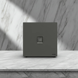 Bộ Ổ Cắm Mạng Cat6 Đơn Vuông Màu Xám Simon M7 Gem Diamond Gray Mã 665218G-4D-Chất liệu kính cường lực AG chịu lực tốt, không bị ố vàng hay giòn gãy theo thời gian
