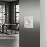 Bộ Ổ Cắm Schuko Vuông Màu Trắng Simon M7 Gem Diamond White Mã 661687G-4F-bề mặt được phủ lớp Nano kháng nước và dầu, giúp sản phẩm hoàn toàn không bám vân tay
