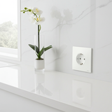 Bộ Ổ Cắm Schuko Vuông Màu Trắng Simon M7 Gem Diamond White Mã 661687G-4F-Khác với các ổ cắm thông thường, thiết kế Schuko có hốc cắm sâu ôm trọn phích cắm