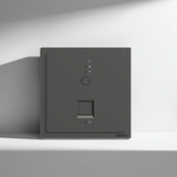 Bộ Phát Wifi 6 Âm Tường Vuông Màu Xám Simon M7 Gem Diamond Grey Mã 66E747G-4D-Lớp phủ Nano tiên tiến giúp bề mặt kính kháng nước và dầu. Nhờ đó, sản phẩm hoàn toàn không bám vân tay