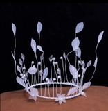 VM - vương miện tua hoa lá gắn ngọc trai.