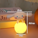 Tượng Chó Trắng Cinnamoroll Ngồi Quả Cầu Đèn Led Nhựa Cứng TQ