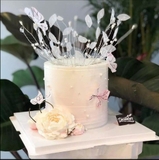 VM - vương miện tua hoa lá gắn ngọc trai.