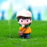 Bé trai đeo cặp đội mũ trắng sữa áo cam