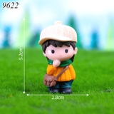 Bé trai đeo cặp đội mũ trắng sữa áo cam