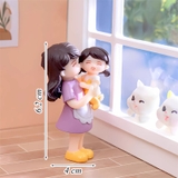 Tượng mini mẹ mặc áo tím bế bé gái áo vàng TQ