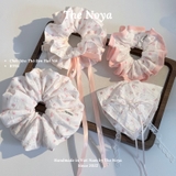 Dây buộc tóc handmade hoạ tiết hoa tim chất liệu ren mix hạt nổi by The Noya RT03