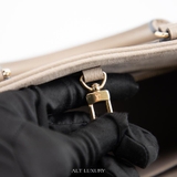Louis Vuitton Monogram Empreinte OntheGo PM Tote Bag Creme – Thanh lịch & Đa dụng