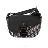 Dior Mini Saddle Bag Strap ‘Beige Dior Grained’ – Biểu tượng Parisian với phiên bản tối giản tinh tế