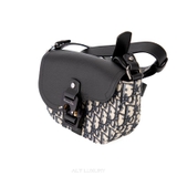 Dior Mini Saddle Bag Strap ‘Beige Dior Grained’ – Biểu tượng Parisian với phiên bản tối giản tinh tế