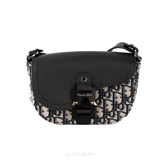 Dior Mini Saddle Bag Strap ‘Beige Dior Grained’ – Biểu tượng Parisian với phiên bản tối giản tinh tế