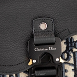 Dior Mini Saddle Bag Strap ‘Beige Dior Grained’ – Biểu tượng Parisian với phiên bản tối giản tinh tế