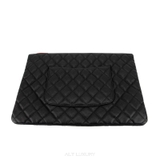 Chanel Black Quilted Silver CC Large Clutch – Sang trọng cổ điển, biểu tượng vĩnh cửu của phong cách Parisian