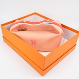 Hermès Bride A Brac Case PM Màu Hồng Nhạt – Thanh lịch & tiện dụng trong từng chi tiết