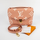 Louis Vuitton Pochette Métis – Arizona Beige Giant Monogram Empreinte Leather Thanh lịch & hiện đại trong từng chi tiết