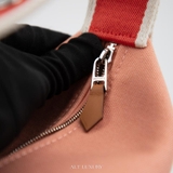 Hermès Bride A Brac Case PM Màu Hồng Nhạt – Thanh lịch & tiện dụng trong từng chi tiết