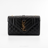 Saint Laurent Small Black Clutch – Tinh tế trong từng chi tiết, biểu tượng của sự sang trọng Parisienne