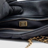 Chanel Large Pouch Bag – Tối giản & Sang trọng đậm chất Parisienne