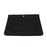 Chanel Black Quilted Silver CC Large Clutch – Sang trọng cổ điển, biểu tượng vĩnh cửu của phong cách Parisian