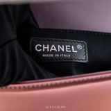 CHANEL Small Boy Flap Hồng Ánh Kim – Da Bóng Cao Cấp, Phong Cách Cá Tính – Mới 97%