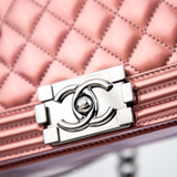 CHANEL Small Boy Flap Hồng Ánh Kim – Da Bóng Cao Cấp, Phong Cách Cá Tính – Mới 97%