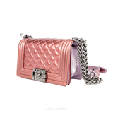CHANEL Small Boy Flap Hồng Ánh Kim – Da Bóng Cao Cấp, Phong Cách Cá Tính – Mới 97%