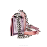 CHANEL Small Boy Flap Hồng Ánh Kim – Da Bóng Cao Cấp, Phong Cách Cá Tính – Mới 97%