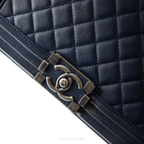 CHANEL Preloved Medium Lambskin Flap Bag Màu Xanh Navy – Thanh Lịch Vượt Thời Gian – Mới 97%