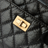 CHANEL 2.55 Chevron V-Stitch Camera Bag Màu Đen – Phụ Kiện Thanh Lịch Cho Tín Đồ Chanel – Mới 97% Kèm Dây