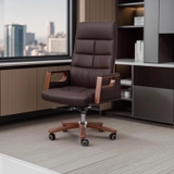 Ghế Giám Đốc YOTA GGDY045 da PU màu nâu sậm, tay vịn và chân gỗ tự nhiên, thiết kế sang trọng cổ điển đặt trong phòng làm việc giám đốc hiện đại.