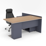 Bàn Lãnh Đạo Chữ L BGDY047L với mặt bàn màu chó chó sáng, hộc tủ xám đậm hiện đại, thiết kế chữ L sang trọng cho văn phòng lãnh đạo.