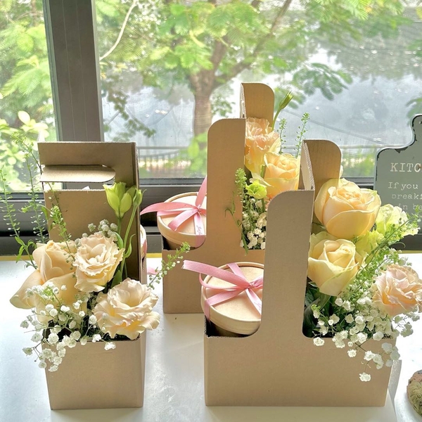 Set quà tặng 1 bánh kèm hoa tươi (kraft)