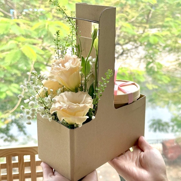 Set quà tặng 1 bánh kèm hoa tươi (kraft)