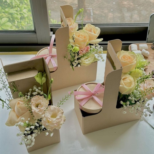 Set quà tặng 1 bánh kèm hoa tươi (kraft)