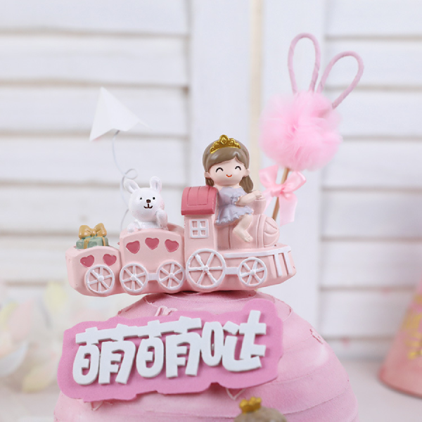 Bé gái lái tàu hồng trang trí bánh