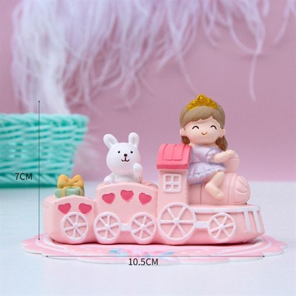 Bé gái lái tàu hồng trang trí bánh