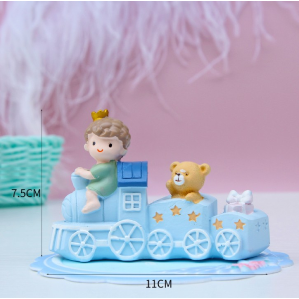 Bé trai lái tàu xanh trang trí bánh