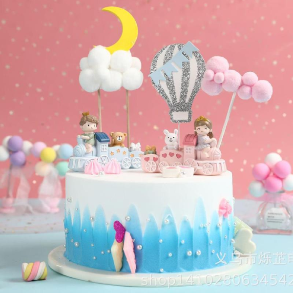 Bé trai lái tàu xanh trang trí bánh