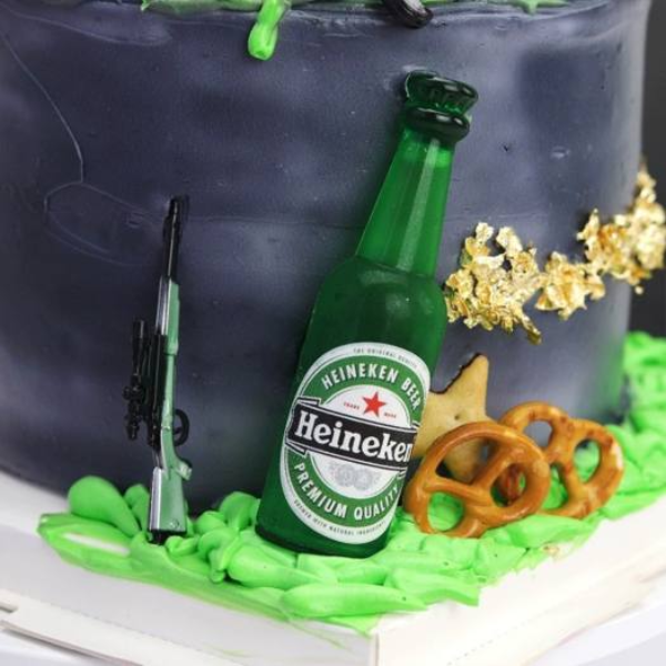 Chai bia Heniken trang trí bánh
