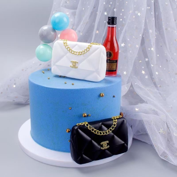 Túi nhựa Chanel hồng trang trí bánh