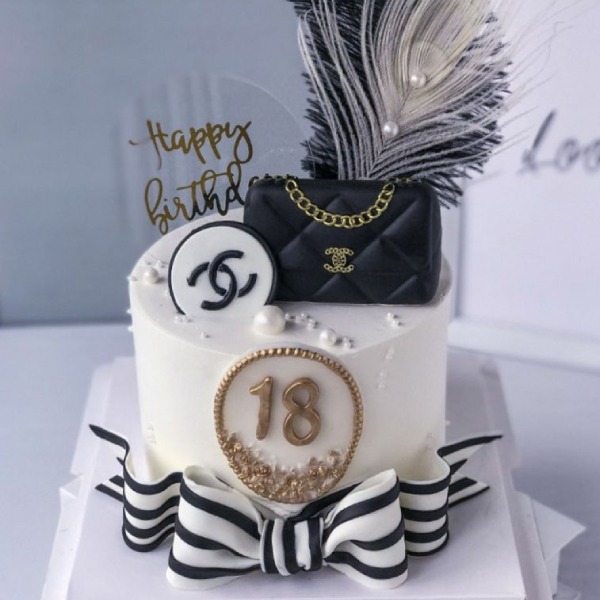 Túi nhựa Chanel hồng trang trí bánh