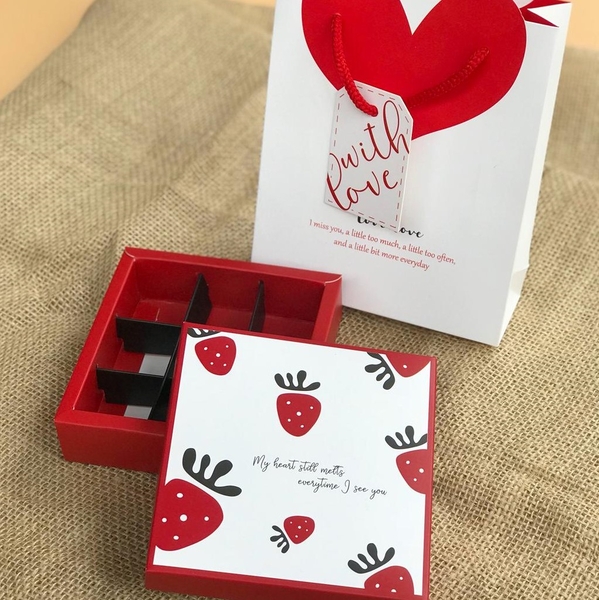 Hộp socola 9 viên hình quả dâu