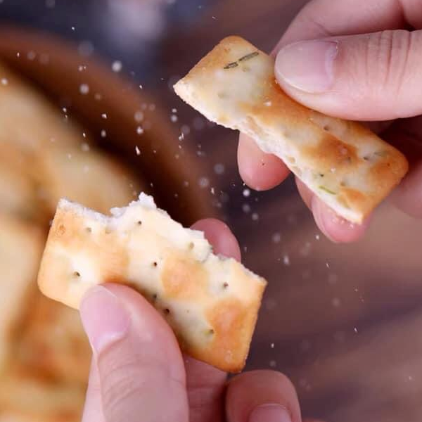 Bánh quy vuông kẹp hành (45 chiếc)