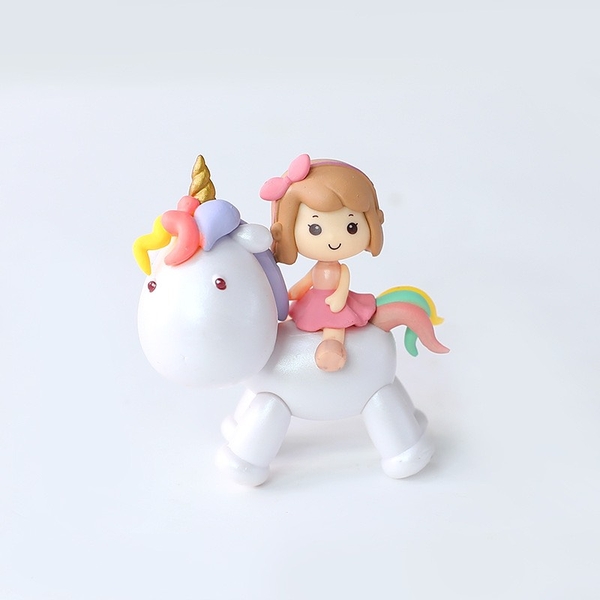 Bé gái cưỡi ngựa trắng trang trí bánh