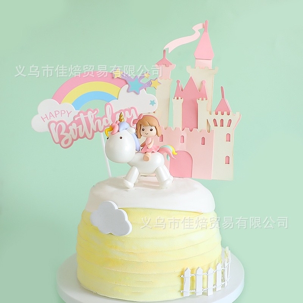 Bé gái cưỡi ngựa trắng trang trí bánh