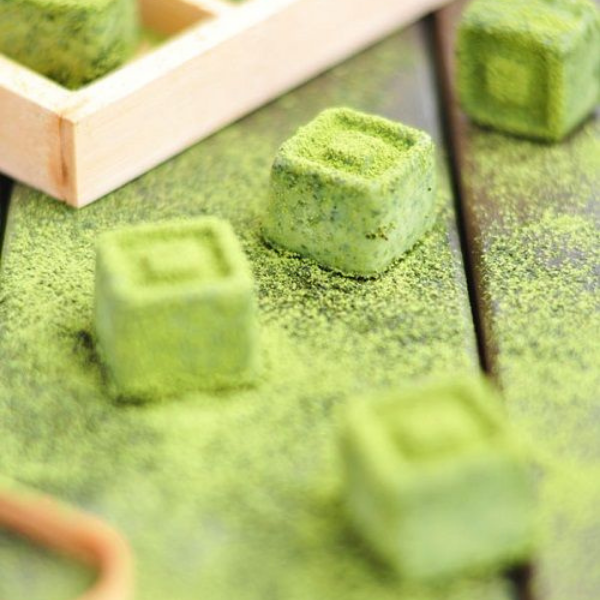 Hộp socola 18 viên nắp mica