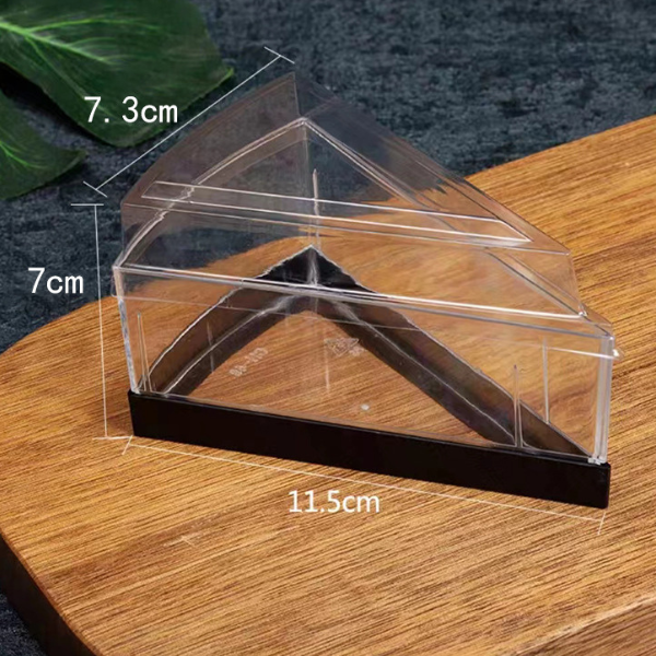 Hộp nhựa đựng bánh tam giác đế đen