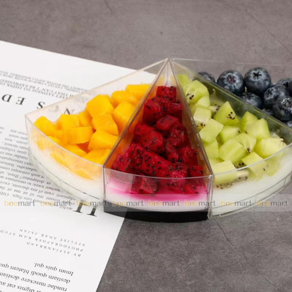 Hộp nhựa đựng bánh tam giác đế đen